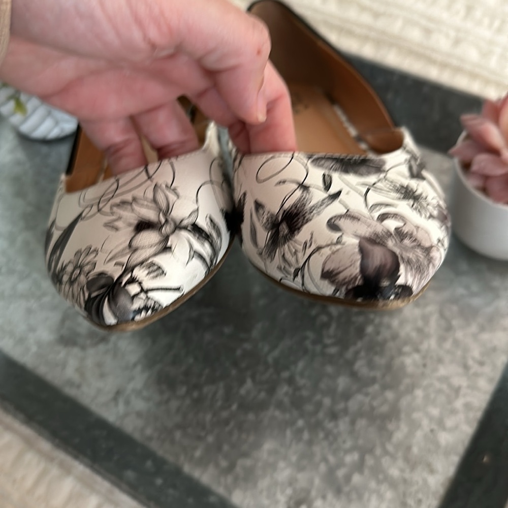 FFC NY Black and White Floral Women's Flats - fits as a size 9 (shoe says 10) - Picture 3 of 10